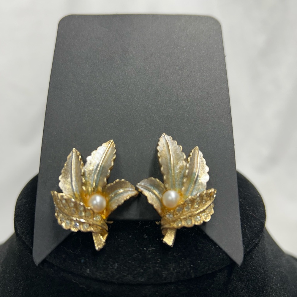 Vintage Gold Tone Textured Leaf Clip-On Earrings Faux Pearl Center 1950s 1960s